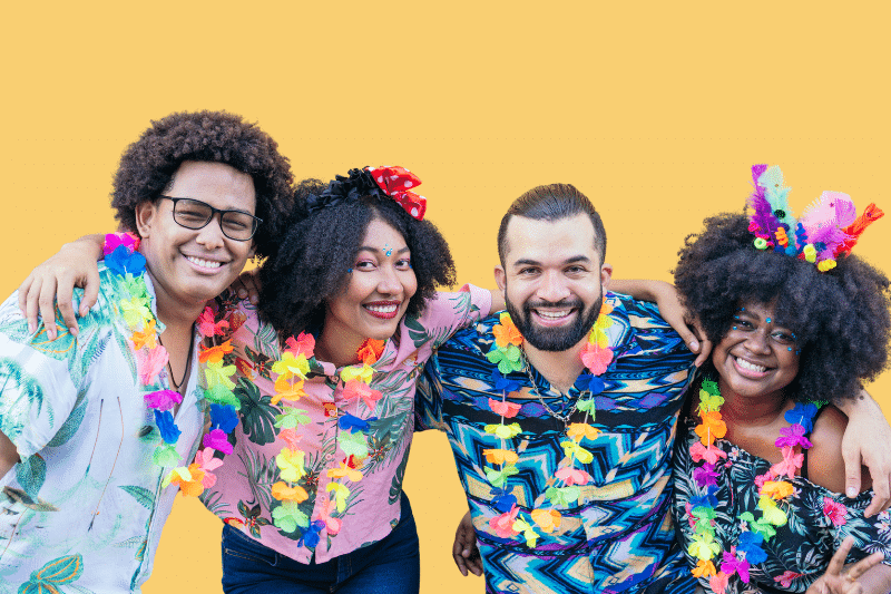 pessoas comemorando o carnaval na empresa